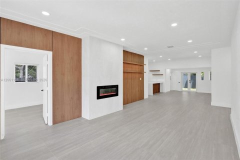 House in Miami, Florida 3 bedrooms, 157 sq.m. № 2065335 - photo 2