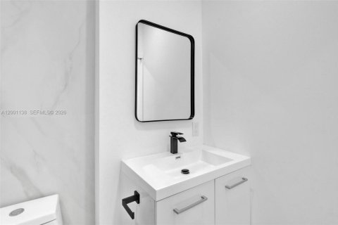 House in Miami, Florida 3 bedrooms, 157 sq.m. № 2065335 - photo 20