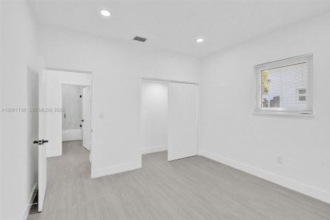 House in Miami, Florida 3 bedrooms, 157 sq.m. № 2065335 - photo 23
