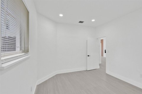 House in Miami, Florida 3 bedrooms, 157 sq.m. № 2065335 - photo 30