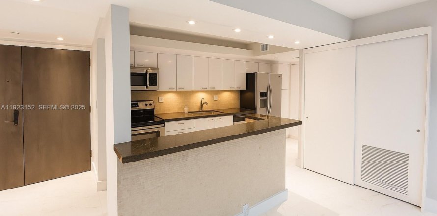Condominio en Miami Beach, Florida, 2 dormitorios № 1982509