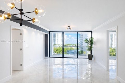 Condominio en venta en Aventura, Florida, 2 dormitorios, 97.92 m2 № 1994080 - foto 1