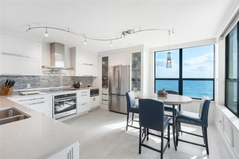 Condo in Tequesta, Florida, 2 bedrooms  № 1132428 - photo 17