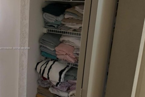 Copropriété à vendre à Surfside, Floride: 1 chambre, 111.48 m2 № 2036093 - photo 25