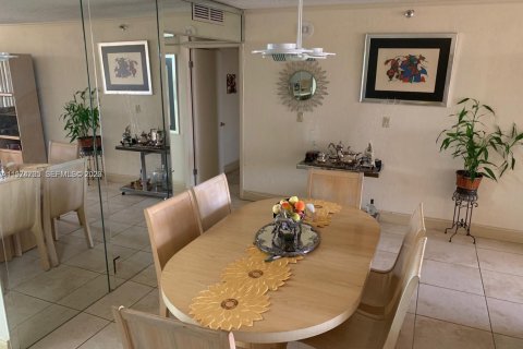 Copropriété à vendre à Surfside, Floride: 1 chambre, 111.48 m2 № 2036093 - photo 19