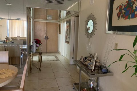 Copropriété à vendre à Surfside, Floride: 1 chambre, 111.48 m2 № 2036093 - photo 23