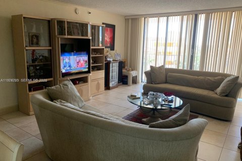 Copropriété à vendre à Surfside, Floride: 1 chambre, 111.48 m2 № 2036093 - photo 13