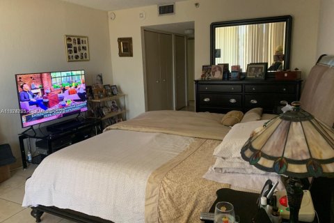 Copropriété à vendre à Surfside, Floride: 1 chambre, 111.48 m2 № 2036093 - photo 26