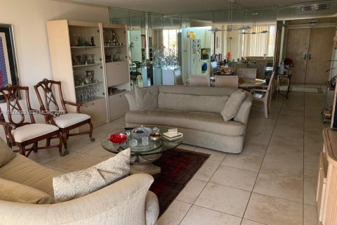 Copropriété à vendre à Surfside, Floride: 1 chambre, 111.48 m2 № 2036093 - photo 12