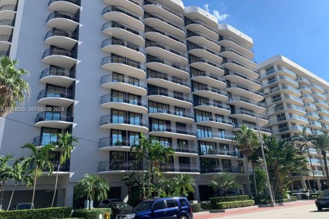 Condo in Surfside, Florida, 1 bedroom  № 2036093