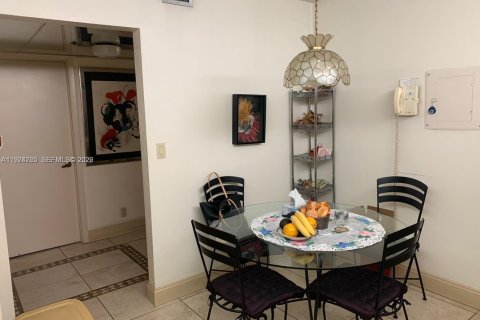 Copropriété à vendre à Surfside, Floride: 1 chambre, 111.48 m2 № 2036093 - photo 22