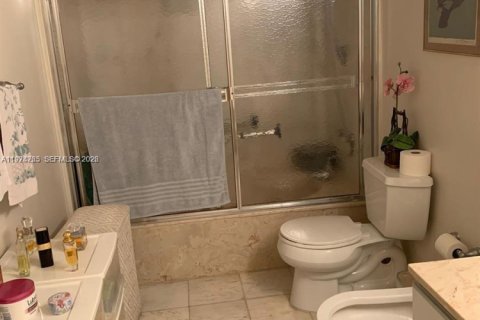 Copropriété à vendre à Surfside, Floride: 1 chambre, 111.48 m2 № 2036093 - photo 30