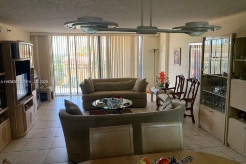 Copropriété à vendre à Surfside, Floride: 1 chambre, 111.48 m2 № 2036093 - photo 11