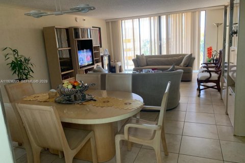 Copropriété à vendre à Surfside, Floride: 1 chambre, 111.48 m2 № 2036093 - photo 10