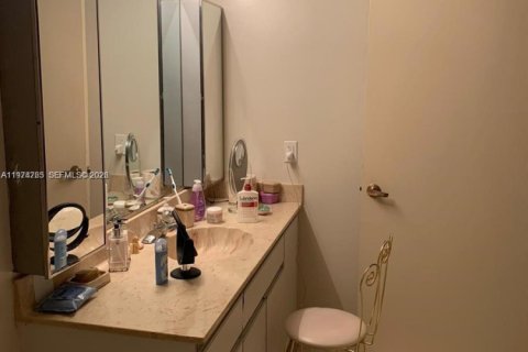 Copropriété à vendre à Surfside, Floride: 1 chambre, 111.48 m2 № 2036093 - photo 29