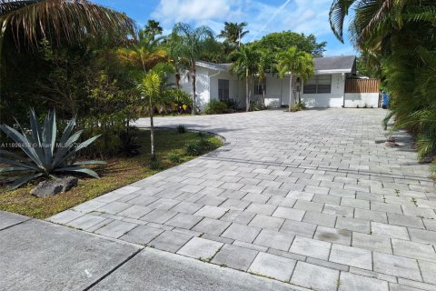 Снять в аренду виллу или дом в Окленд-Парк, Флорида 4 спальни, 167.22м2, № 1950984 - фото 1