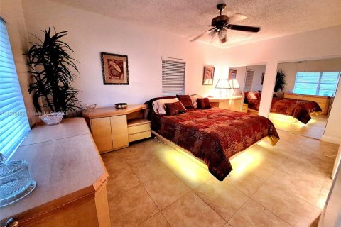 Снять в аренду виллу или дом в Окленд-Парк, Флорида 4 спальни, 167.22м2, № 1950984 - фото 23