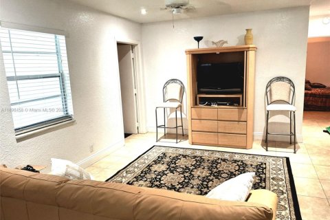 Снять в аренду виллу или дом в Окленд-Парк, Флорида 4 спальни, 167.22м2, № 1950984 - фото 9