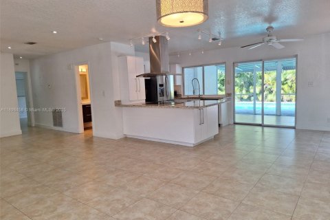 Снять в аренду виллу или дом в Окленд-Парк, Флорида 4 спальни, 167.22м2, № 1950984 - фото 11