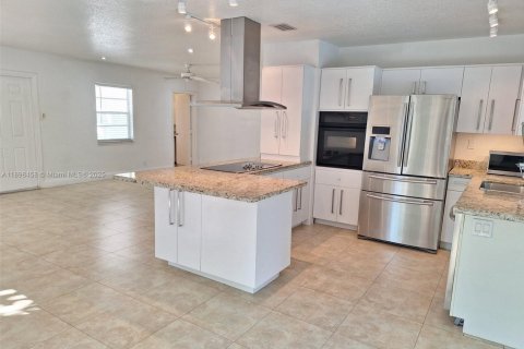 Снять в аренду виллу или дом в Окленд-Парк, Флорида 4 спальни, 167.22м2, № 1950984 - фото 12