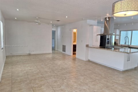 Снять в аренду виллу или дом в Окленд-Парк, Флорида 4 спальни, 167.22м2, № 1950984 - фото 13