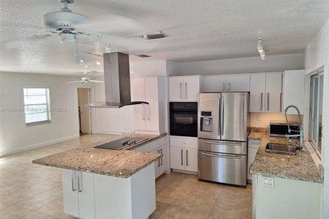 Снять в аренду виллу или дом в Окленд-Парк, Флорида 4 спальни, 167.22м2, № 1950984 - фото 5