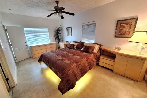 Снять в аренду виллу или дом в Окленд-Парк, Флорида 4 спальни, 167.22м2, № 1950984 - фото 24