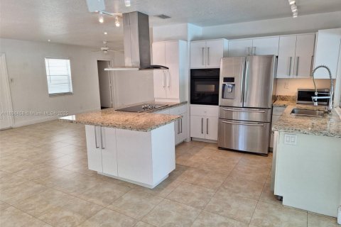 Снять в аренду виллу или дом в Окленд-Парк, Флорида 4 спальни, 167.22м2, № 1950984 - фото 10
