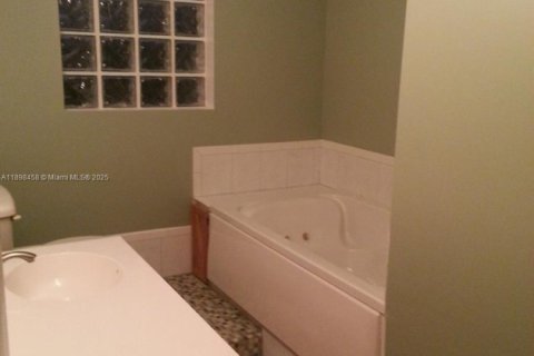 Снять в аренду виллу или дом в Окленд-Парк, Флорида 4 спальни, 167.22м2, № 1950984 - фото 27