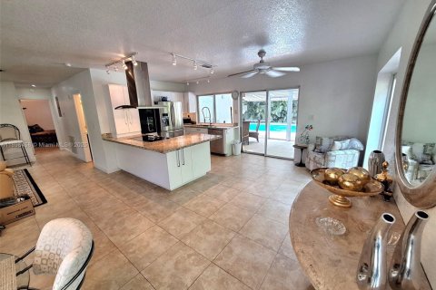 Снять в аренду виллу или дом в Окленд-Парк, Флорида 4 спальни, 167.22м2, № 1950984 - фото 4
