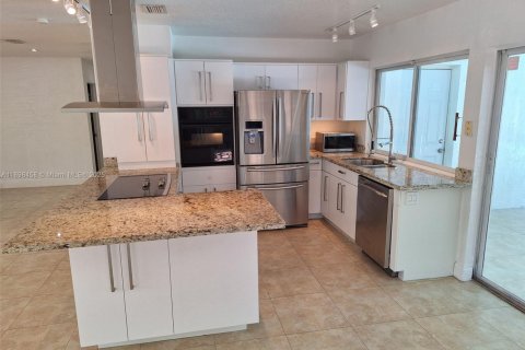 Снять в аренду виллу или дом в Окленд-Парк, Флорида 4 спальни, 167.22м2, № 1950984 - фото 8