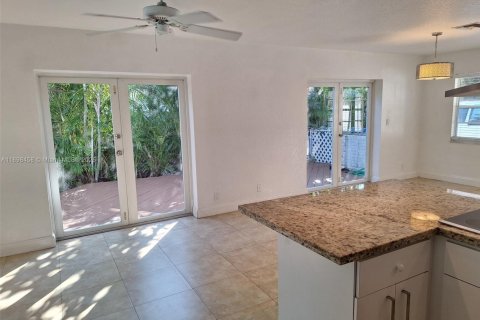 Снять в аренду виллу или дом в Окленд-Парк, Флорида 4 спальни, 167.22м2, № 1950984 - фото 16