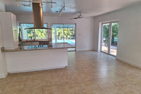 Снять в аренду виллу или дом в Окленд-Парк, Флорида 4 спальни, 167.22м2, № 1950984 - фото 6