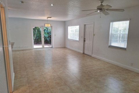 Снять в аренду виллу или дом в Окленд-Парк, Флорида 4 спальни, 167.22м2, № 1950984 - фото 14