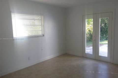 Снять в аренду виллу или дом в Окленд-Парк, Флорида 4 спальни, 167.22м2, № 1950984 - фото 30