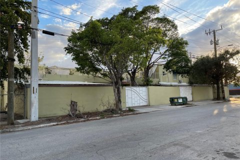 Propiedad comercial en venta en Miami, Florida № 2082527 - foto 3
