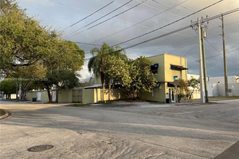 Propiedad comercial en venta en Miami, Florida № 2082527 - foto 2