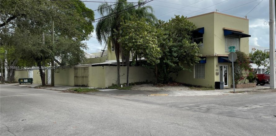 Propiedad comercial en Miami, Florida № 2082527