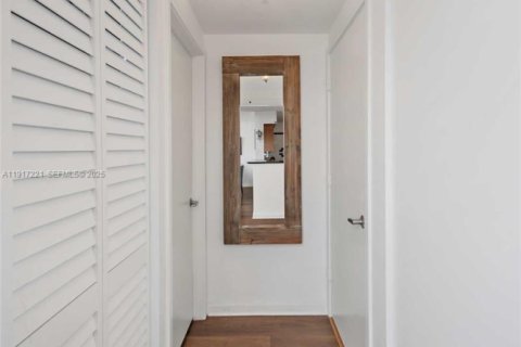 Condo in Miami, Florida, 1 bedroom  № 2018991 - photo 12