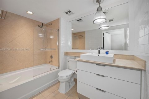 Condo in Miami, Florida, 1 bedroom  № 2018991 - photo 15