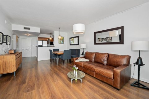 Condo in Miami, Florida, 1 bedroom  № 2018991 - photo 4