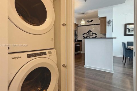 Condo in Miami, Florida, 1 bedroom  № 2018991 - photo 19