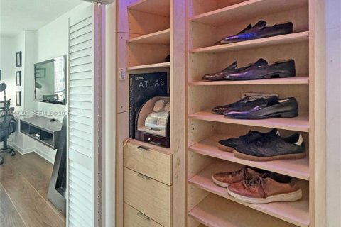 Condo in Miami, Florida, 1 bedroom  № 2018991 - photo 16