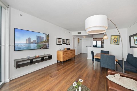 Condo in Miami, Florida, 1 bedroom  № 2018991 - photo 3