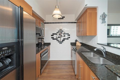 Condo in Miami, Florida, 1 bedroom  № 2018991 - photo 11