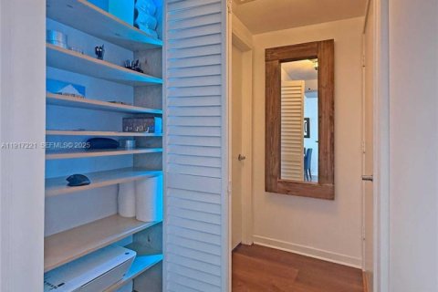 Condo in Miami, Florida, 1 bedroom  № 2018991 - photo 18