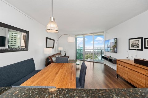 Condo in Miami, Florida, 1 bedroom  № 2018991 - photo 8
