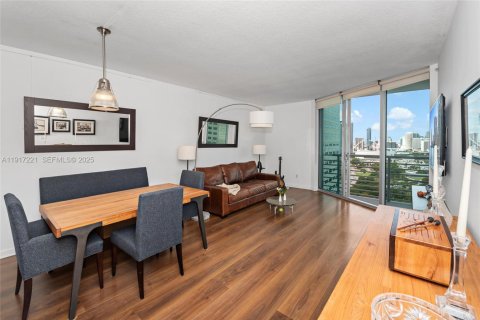 Condo in Miami, Florida, 1 bedroom  № 2018991 - photo 9