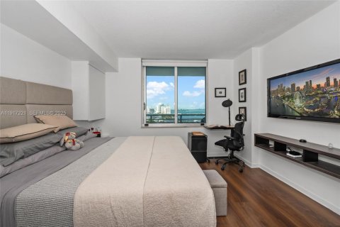Condo in Miami, Florida, 1 bedroom  № 2018991 - photo 13