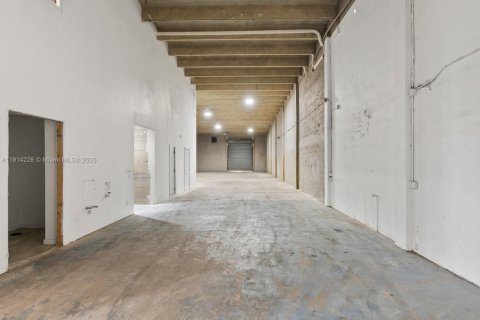 Commercial property in Miami Gardens, Florida № 1971348 - photo 21